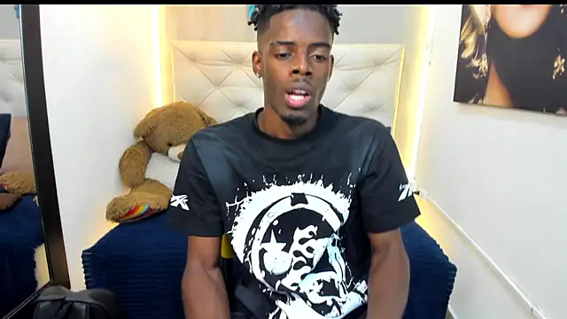 Snapshot of royce_ebony chatting on 10/22/25, 02:45 royce ebony online show from 10/22/25, 02:45