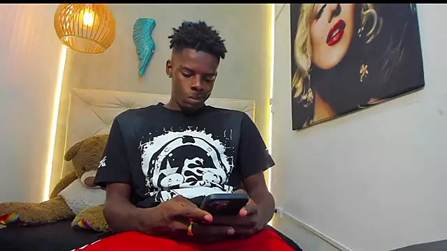 Snapshot of royce_ebony chatting on 10/30/25, 02:35 royce ebony online show from 10/30/25, 02:35