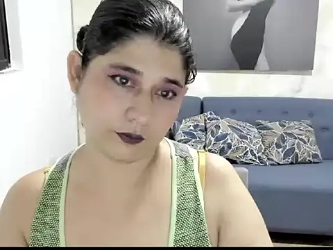 Snapshot of alinabozz1 chatting on 06/06/26, 02:38 alinabozz1 online show from 06/06/26, 02:38