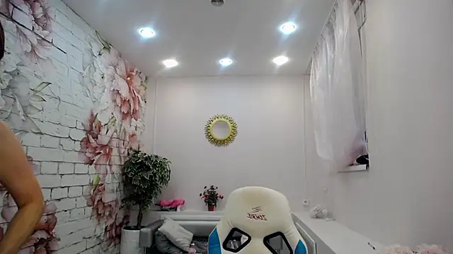 Snapshot of Cutie_Asya chatting on 10/13/25, 04:45 Cutie Asya online show from 10/13/25, 04:45