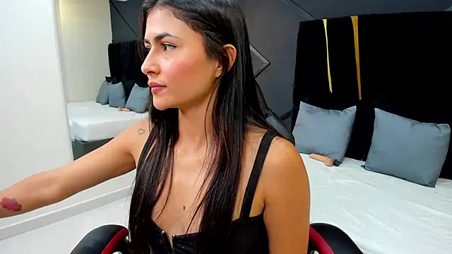 Snapshot of emilie_xx_ chatting on 12/10/24, 05:33 emilie xx online show from 12/10/24, 05:33