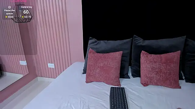 Snapshot of emilie_xx_ chatting on 12/29/24, 01:06 emilie xx online show from 12/29/24, 01:06