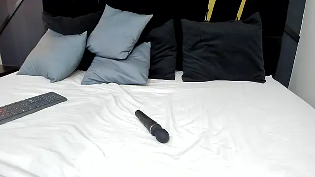 Snapshot of emilie_xx_ chatting on 12/30/24, 08:15 emilie xx online show from 12/30/24, 08:15