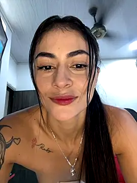 Snapshot of emilie_xx_ chatting on 09/29/25, 02:44 emilie xx online show from 09/29/25, 02:44