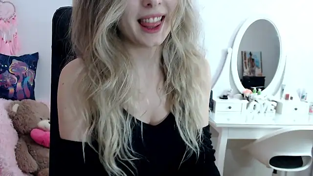 Snapshot of _sweettreat chatting on 03/14/25, 02:10  sweettreat online show from 03/14/25, 02:10