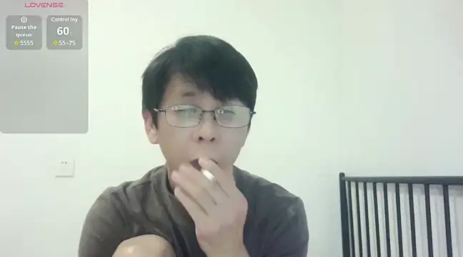 Snapshot of TGH521 chatting on 12/26/24, 03:42 TGH521 online show from 12/26/24, 03:42