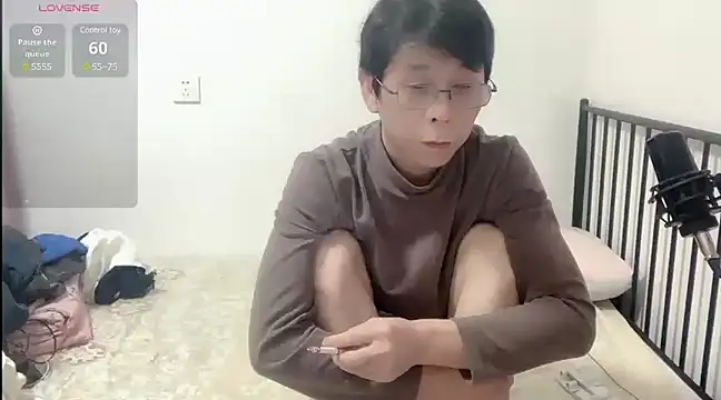 Snapshot of TGH521 chatting on 12/27/24, 01:32 TGH521 online show from 12/27/24, 01:32