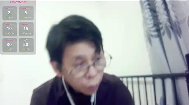 Snapshot of TGH521 chatting on 12/28/24, 04:19 TGH521 online show from 12/28/24, 04:19