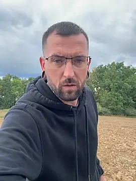 Snapshot of _Haptic_ chatting on 09/11/25, 03:01 Haptic online show from 09/11/25, 03:01