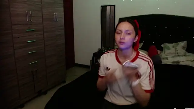 Snapshot of holy_juli chatting on 06/18/26, 04:24 holy juli online show from 06/18/26, 04:24