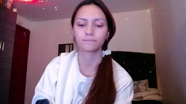 Snapshot of holy_juli chatting on 06/20/26, 03:31 holy juli online show from 06/20/26, 03:31