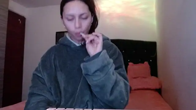 Snapshot of holy_juli chatting on 07/11/26, 02:25 holy juli online show from 07/11/26, 02:25