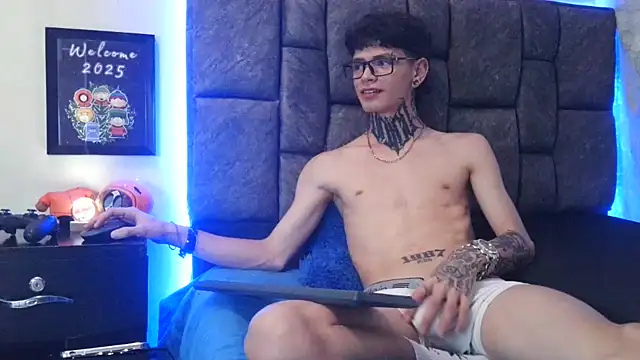 Snapshot of Dan_brownn chatting on 01/17/25, 03:01 Dan brownn online show from 01/17/25, 03:01