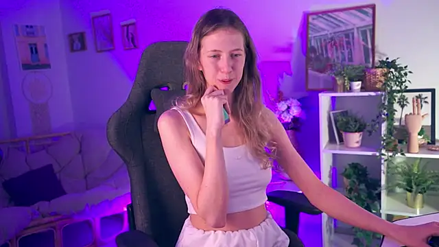 Sharon Evansi online show from 12/18/24, 03:33