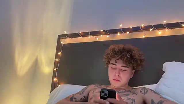 Snapshot of Youngjoshy chatting on 12/25/24, 04:43 Youngjoshy online show from 12/25/24, 04:43