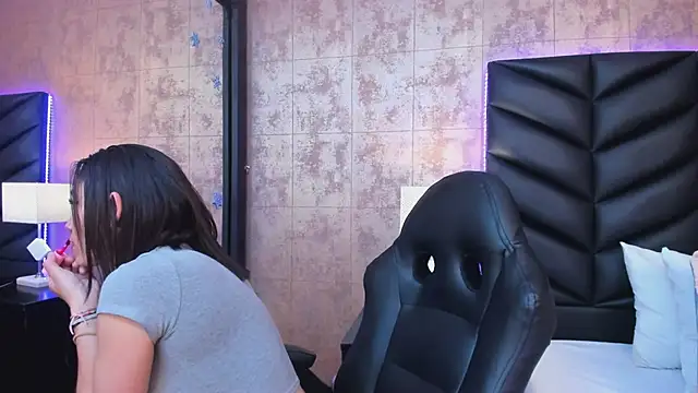 HazelMoret online show from 12/28/24, 11:16