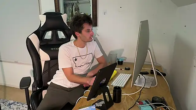 Snapshot of Dylansd chatting on 12/19/24, 12:34 Dylansd online show from 12/19/24, 12:34