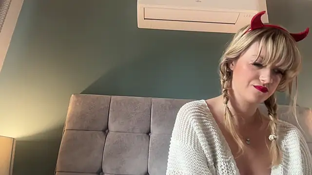 LustfulLuna  online show from 10/31/25, 12:06