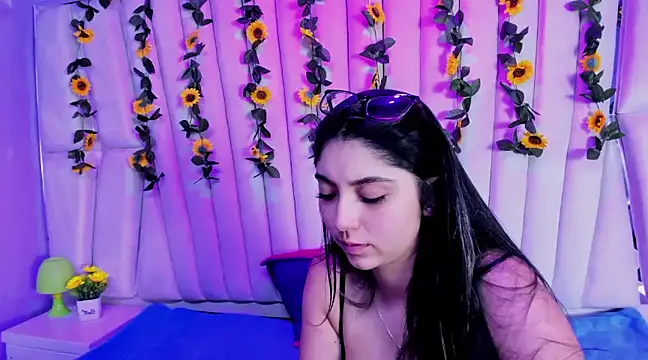 Lucy Anall  online show from 02/04/25, 01:02