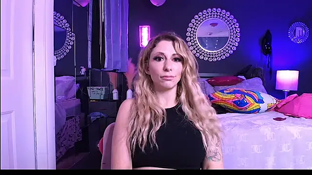 Snapshot of nextdoor_barbie chatting on 01/03/25, 12:00 nextdoor barbie online show from 01/03/25, 12:00