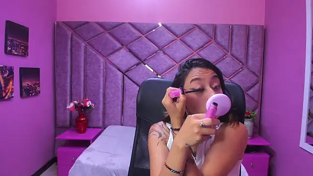 Snapshot of Miaa_Thopmson chatting on 12/01/25, 03:06 Miaa Thopmson online show from 12/01/25, 03:06