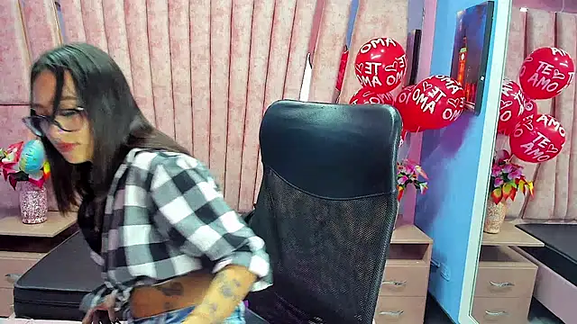 Snapshot of Miaa_Thopmson chatting on 12/18/25, 10:05 Miaa Thopmson online show from 12/18/25, 10:05