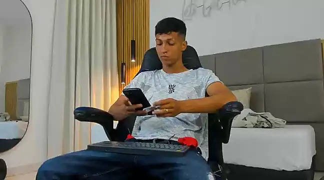 wolf james123 online show from 02/04/25, 01:16