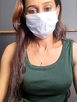 Snapshot of Oleevia chatting on 10/31/25, 11:22 Oleevia online show from 10/31/25, 11:22