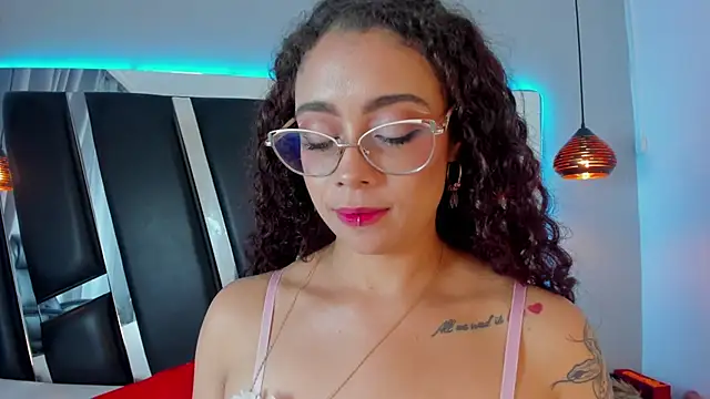 Snapshot of antonelllepiercee chatting on 01/12/25, 05:33 antonelllepiercee online show from 01/12/25, 05:33