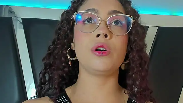 Snapshot of antonelllepiercee chatting on 01/15/25, 11:10 antonelllepiercee online show from 01/15/25, 11:10