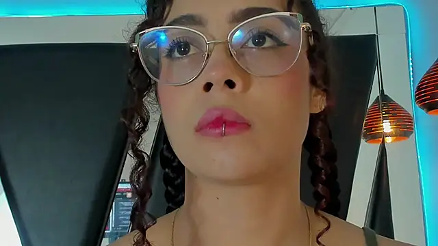 Snapshot of antonelllepiercee chatting on 01/18/25, 11:32 antonelllepiercee online show from 01/18/25, 11:32