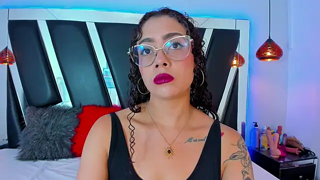 Snapshot of antonelllepiercee chatting on 02/21/25, 11:33 antonelllepiercee online show from 02/21/25, 11:33