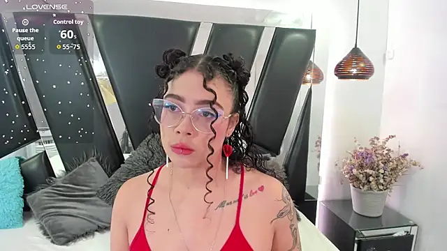 Snapshot of antonelllepiercee chatting on 09/26/25, 11:25 antonelllepiercee online show from 09/26/25, 11:25