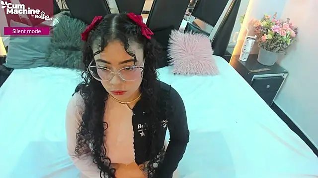 Snapshot of antonelllepiercee chatting on 10/10/25, 11:31 antonelllepiercee online show from 10/10/25, 11:31