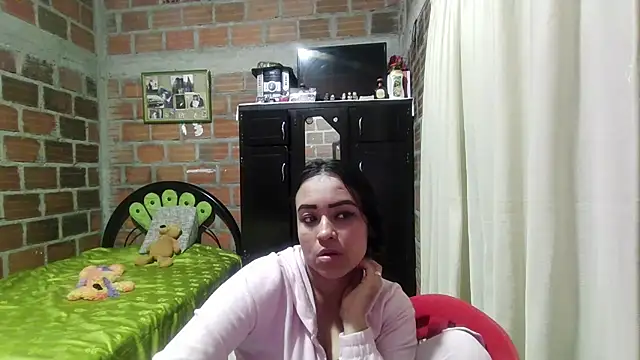 Snapshot of samanthaPuxy chatting on 12/22/25, 06:32 samanthaPuxy online show from 12/22/25, 06:32