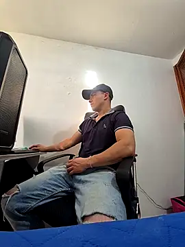 Snapshot of dragon1006 chatting on 04/25/26, 10:18 dragon1006 online show from 04/25/26, 10:18
