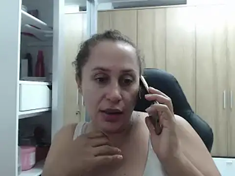Snapshot of RoxanaLove9 chatting on 02/14/25, 03:43 RoxanaLove9 online show from 02/14/25, 03:43