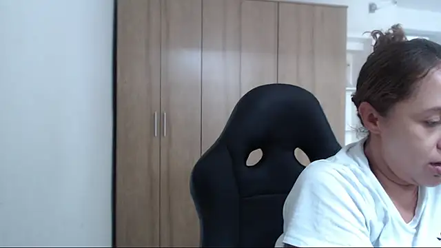 RoxanaLove9 online show from 12/17/25, 05:08