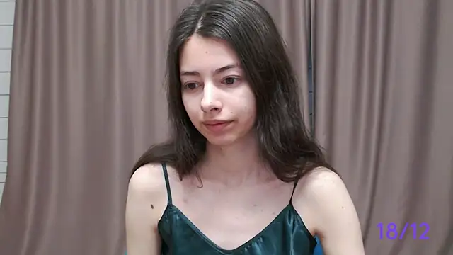 Snapshot of sweet_sweet_angel chatting on 12/18/24, 10:51 sweet sweet angel online show from 12/18/24, 10:51