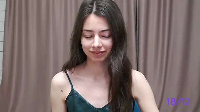 Snapshot of sweet_sweet_angel chatting on 12/18/24, 01:56 sweet sweet angel online show from 12/18/24, 01:56