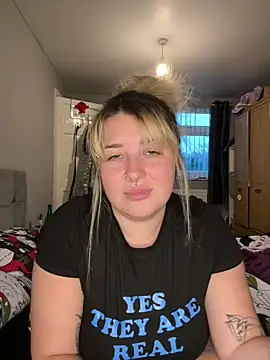 Snapshot of Curvy_Rosie99 chatting on 12/02/24, 03:47 Curvy Rosie99 online show from 12/02/24, 03:47