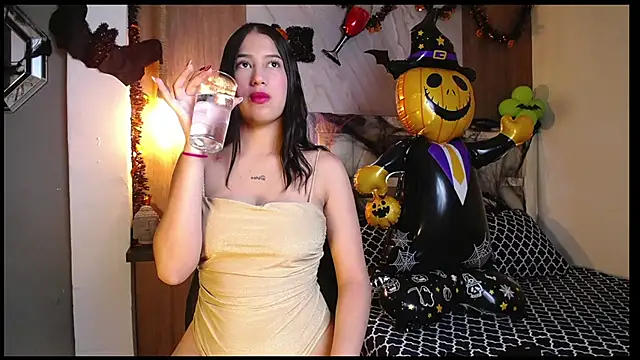 hera divine online show from 10/20/25, 09:04