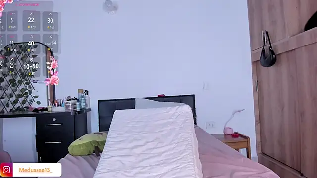 medussa13  online show from 04/15/26, 12:23