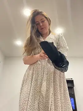 Snapshot of Topvi_ chatting on 12/15/25, 02:32 Topvi online show from 12/15/25, 02:32