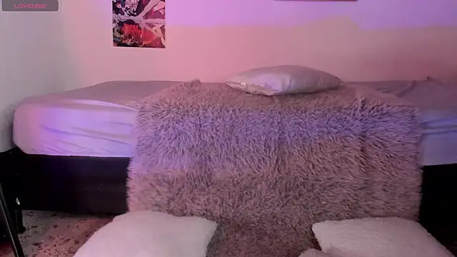 Luna-Chann online show from 10/31/25, 08:32