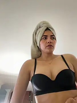 aurora divine online show from 10/22/25, 12:27