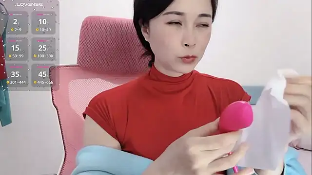 Snapshot of Qwi-V1 chatting on 01/18/25, 11:55 Qwi-V1 online show from 01/18/25, 11:55