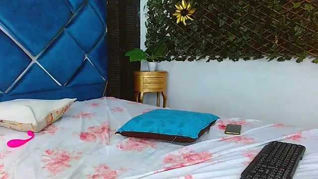 EstrellaRuizz online show from 10/12/25, 02:54