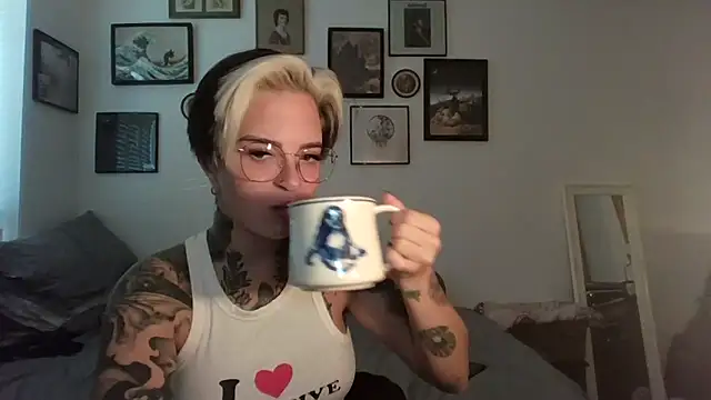 Snapshot of Alexandersonxo chatting on 10/05/25, 08:34 Alexandersonxo online show from 10/05/25, 08:34