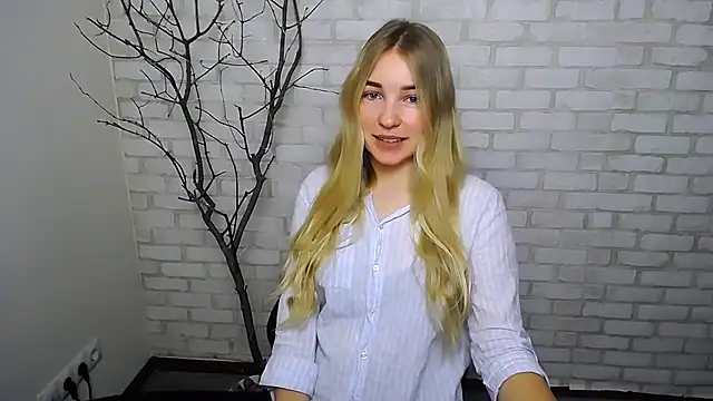 Snapshot of Queen_ofLove chatting on 01/04/25, 09:21 Queen ofLove online show from 01/04/25, 09:21